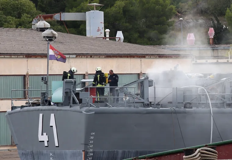 Požar u &Scaron;ibeniku: Planula raketna topovnjača Vukovar, okružila ju četiri vatrogasna vozila