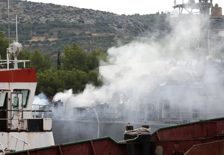 Požar u &Scaron;ibeniku: Planula raketna topovnjača Vukovar, okružila ju četiri vatrogasna vozila
