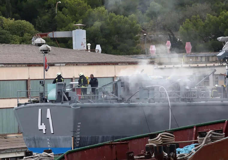 Požar u &Scaron;ibeniku: Planula raketna topovnjača Vukovar, okružila ju četiri vatrogasna vozila