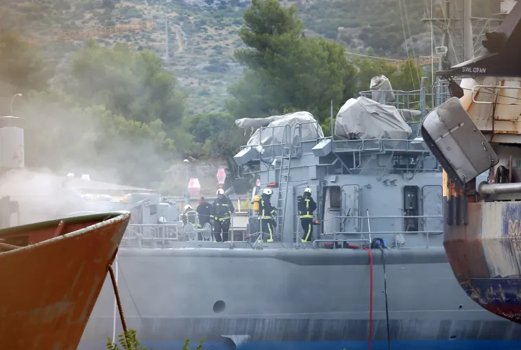 Požar u &Scaron;ibeniku: Planula raketna topovnjača Vukovar, okružila ju četiri vatrogasna vozila