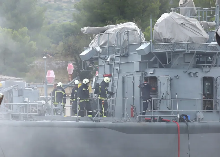 Požar u &Scaron;ibeniku: Planula raketna topovnjača Vukovar, okružila ju četiri vatrogasna vozila