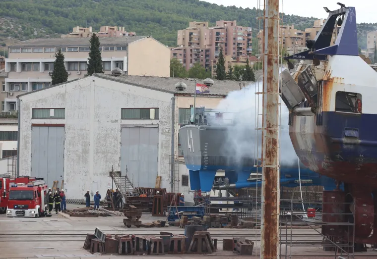 Požar u &Scaron;ibeniku: Planula raketna topovnjača Vukovar, okružila ju četiri vatrogasna vozila