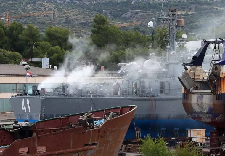 Požar u &Scaron;ibeniku: Planula raketna topovnjača Vukovar, okružila ju četiri vatrogasna vozila