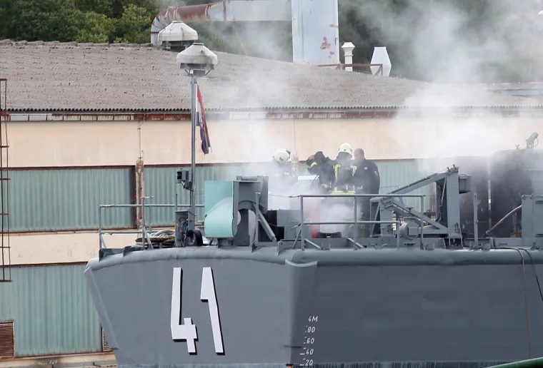 Požar u &Scaron;ibeniku: Planula raketna topovnjača Vukovar, okružila ju četiri vatrogasna vozila