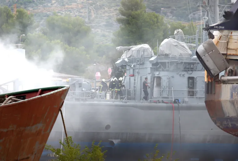 Požar u &Scaron;ibeniku: Planula raketna topovnjača Vukovar, okružila ju četiri vatrogasna vozila