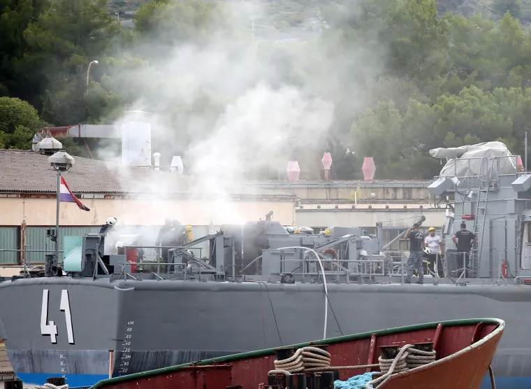 Požar u &Scaron;ibeniku: Planula raketna topovnjača Vukovar, okružila ju četiri vatrogasna vozila