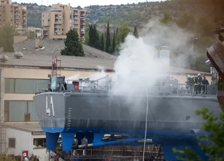 Požar u &Scaron;ibeniku: Planula raketna topovnjača Vukovar, okružila ju četiri vatrogasna vozila