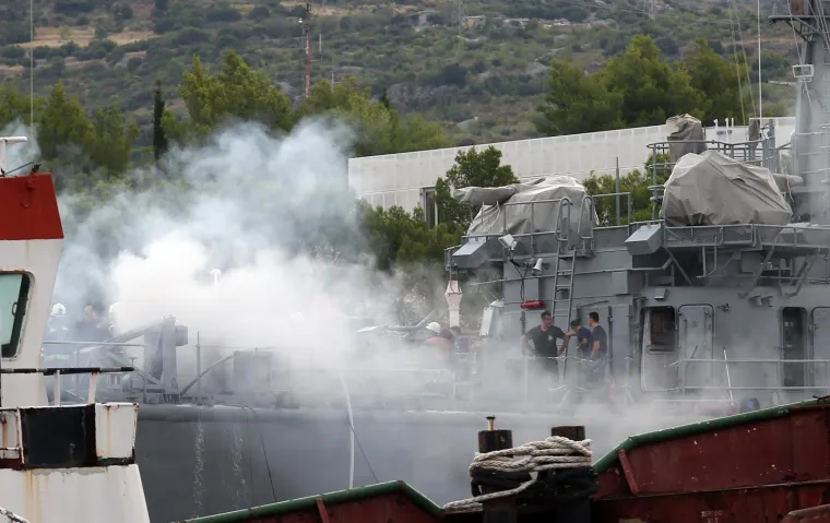 Požar u &Scaron;ibeniku: Planula raketna topovnjača Vukovar, okružila ju četiri vatrogasna vozila