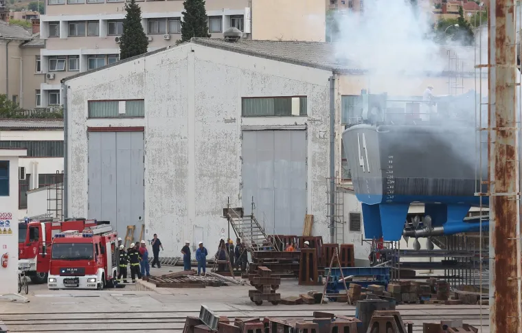 Požar u &Scaron;ibeniku: Planula raketna topovnjača Vukovar, okružila ju četiri vatrogasna vozila