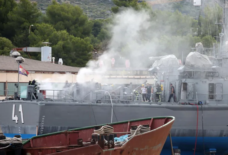 Požar u &Scaron;ibeniku: Planula raketna topovnjača Vukovar, okružila ju četiri vatrogasna vozila