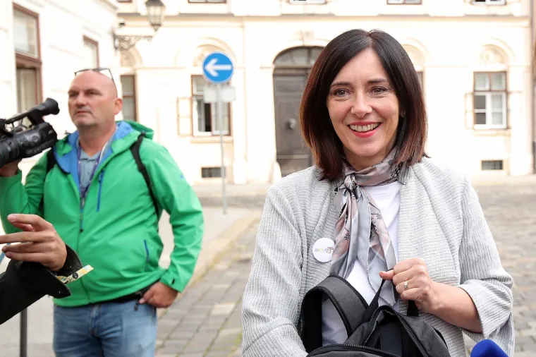 Bar jedan dan u godini: Ministri ostavili skupe limuzine i do&scaron;li pje&scaron;ice na posao. Jedan se vozio i tramvajem