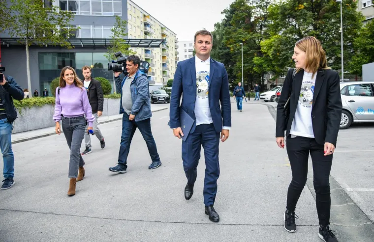 Bar jedan dan u godini: Ministri ostavili skupe limuzine i do&scaron;li pje&scaron;ice na posao. Jedan se vozio i tramvajem