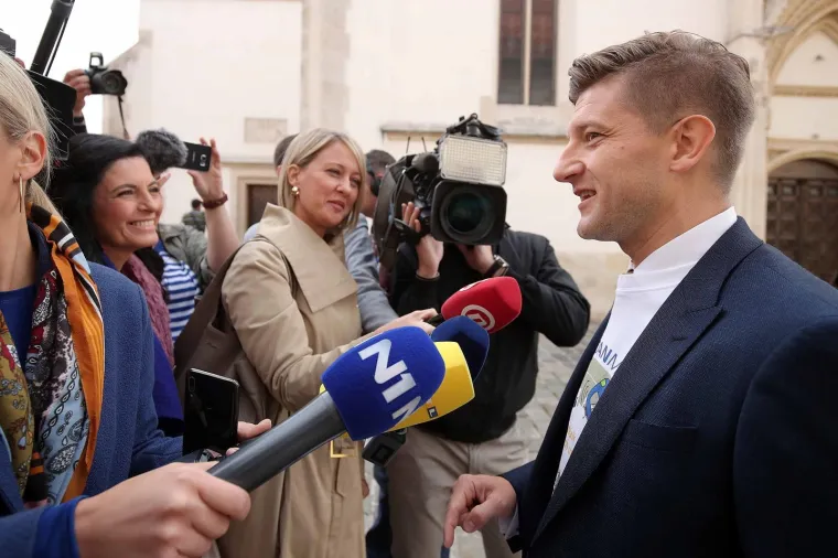 Bar jedan dan u godini: Ministri ostavili skupe limuzine i do&scaron;li pje&scaron;ice na posao. Jedan se vozio i tramvajem