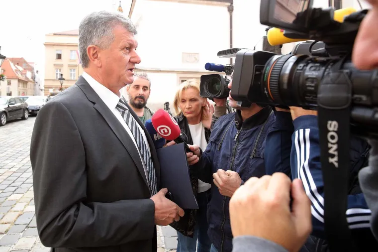 Bar jedan dan u godini: Ministri ostavili skupe limuzine i do&scaron;li pje&scaron;ice na posao. Jedan se vozio i tramvajem