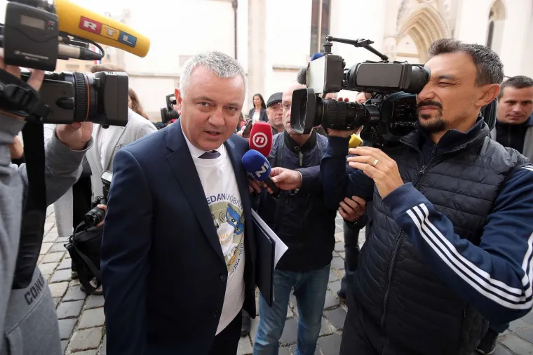 Bar jedan dan u godini: Ministri ostavili skupe limuzine i do&scaron;li pje&scaron;ice na posao. Jedan se vozio i tramvajem