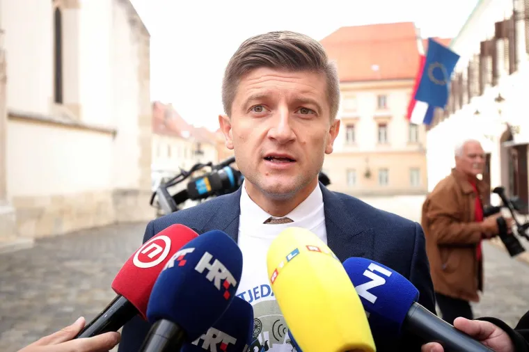 Bar jedan dan u godini: Ministri ostavili skupe limuzine i do&scaron;li pje&scaron;ice na posao. Jedan se vozio i tramvajem