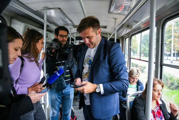 Bar jedan dan u godini: Ministri ostavili skupe limuzine i do&scaron;li pje&scaron;ice na posao. Jedan se vozio i tramvajem