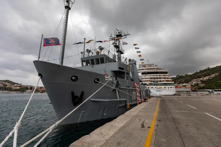 Grdosije u luci: HRM otvorila građanima desantni brod minobacač, raketnu topovnjaču, spasilački brod...