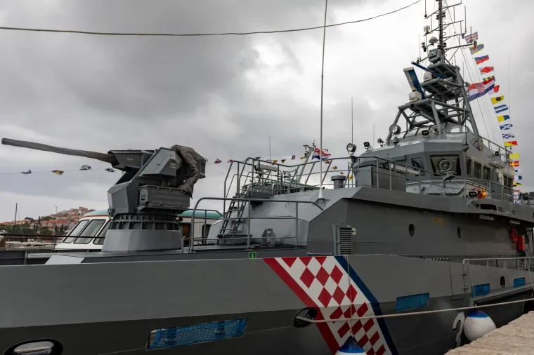 Grdosije u luci: HRM otvorila građanima desantni brod minobacač, raketnu topovnjaču, spasilački brod...