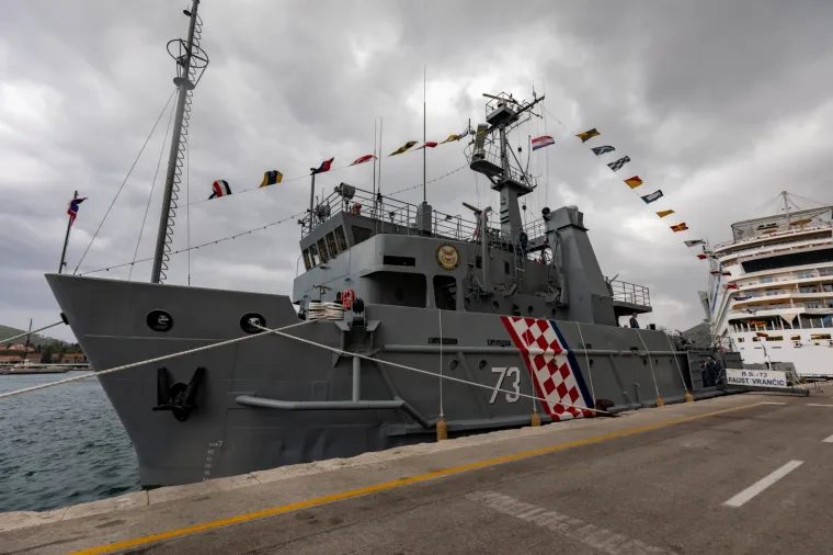 Grdosije u luci: HRM otvorila građanima desantni brod minobacač, raketnu topovnjaču, spasilački brod...