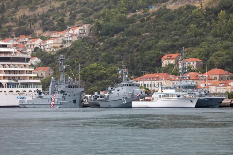 Grdosije u luci: HRM otvorila građanima desantni brod minobacač, raketnu topovnjaču, spasilački brod...