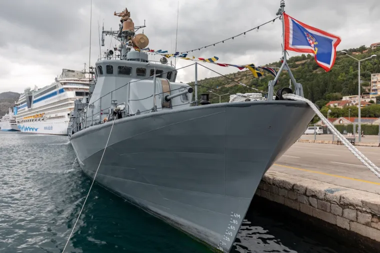 Grdosije u luci: HRM otvorila građanima desantni brod minobacač, raketnu topovnjaču, spasilački brod...
