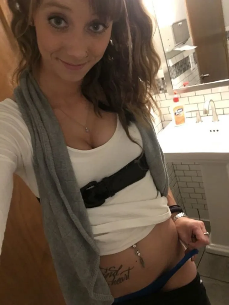 OD LIJEČNICA DO GRAĐEVINARKI, SVE SU PODLEGLE NOVOM TRENDU: Slikaju se gole na poslu i onda se hvale