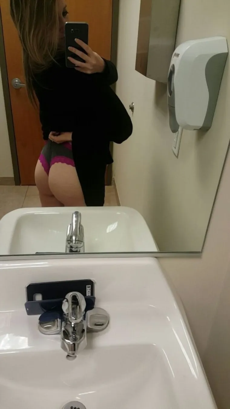 OD LIJEČNICA DO GRAĐEVINARKI, SVE SU PODLEGLE NOVOM TRENDU: Slikaju se gole na poslu i onda se hvale