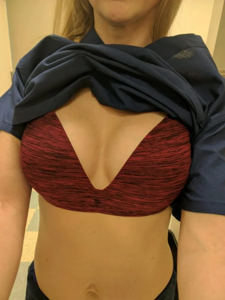 OD LIJEČNICA DO GRAĐEVINARKI, SVE SU PODLEGLE NOVOM TRENDU: Slikaju se gole na poslu i onda se hvale