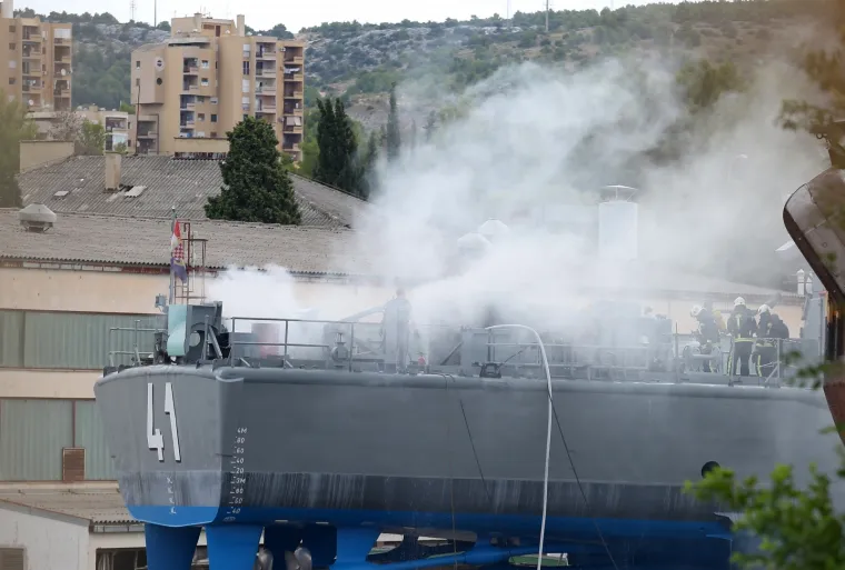 ZAPALIO SE VOJNI BROD U ŠIBENSKOM BRODOGRADILIŠTU: Vatrogasci gase vatru