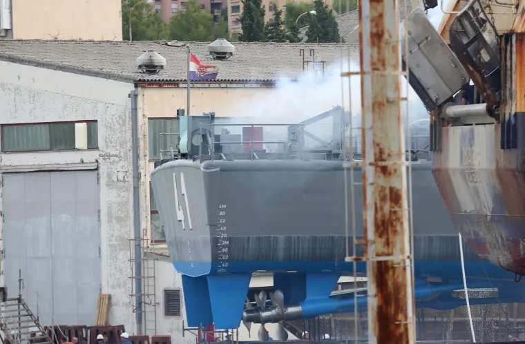 ZAPALIO SE VOJNI BROD U ŠIBENSKOM BRODOGRADILIŠTU: Vatrogasci gase vatru