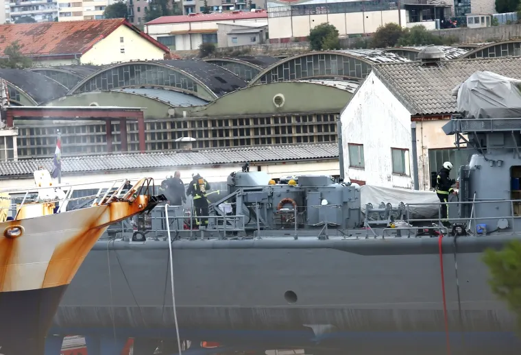 ZAPALIO SE VOJNI BROD U ŠIBENSKOM BRODOGRADILIŠTU: Vatrogasci gase vatru