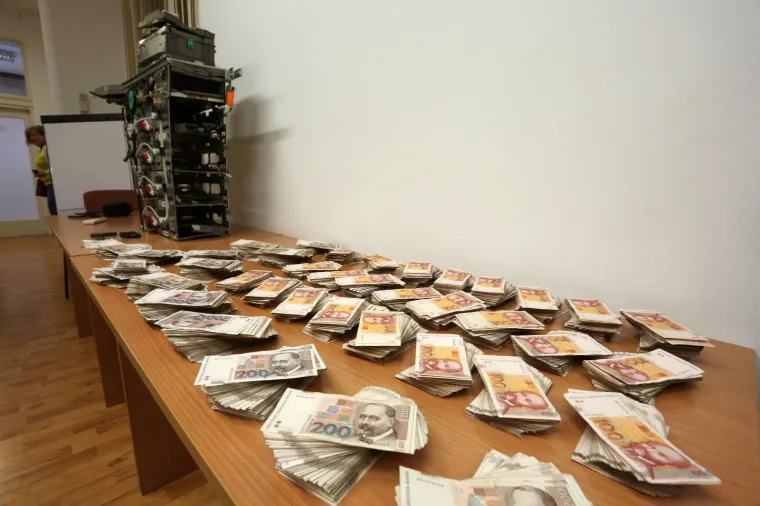 Osumnjčena su dvojica mu&scaron;karaca, a pronađeno je 954.000 kuna