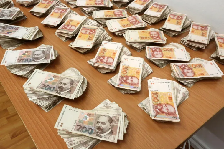 Osumnjčena su dvojica mu&scaron;karaca, a pronađeno je 954.000 kuna