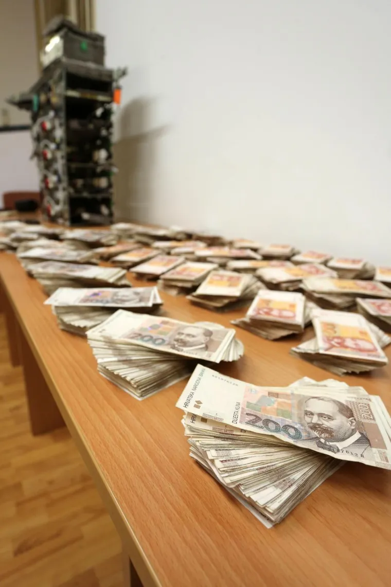 Osumnjčena su dvojica mu&scaron;karaca, a pronađeno je 954.000 kuna