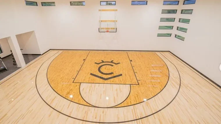 U sklopu kuće nalazi se i teren za ko&scaron;arku.