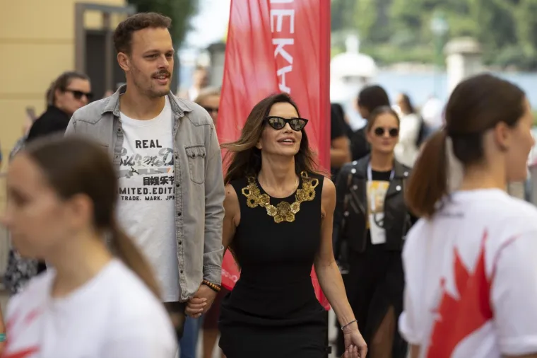 Skrbništvo je Severini oduzeto 2019. godine. Pjevačica je tada na konferenciji za medije optužila školu koju pohađa njen sin Aleksandar za zlostavljanje djeteta. 