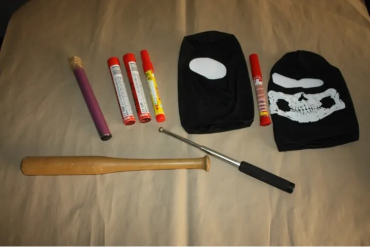 Na stranici PU Zagrebačke je objavljeno: "Provedenim kriminalističkim istraživanjem utvrđeno je da su pripadnici jedne navijačke skupine u nedjelju 11. kolovoza 2019. godine oko 22 sata na željezničkoj stanici u Sesvetama, dočekali putnički vlak koji je prometovao na relaciji Koprivnica-Zagreb. Po dolasku vlaka na željezničku stanicu u Sesvetama organizirano su maskirani ušli u jedan od vagona, te su drskim ponašanjem i uporabom teleskopskih palica, boksera i tjelesne snage na javnom mjestu napali oštećene, a koji su kao navijači druge navijačke skupine, bez obilježja, vraćali vlakom s utakmice održane u Koprivnici. Uslijed napada lakše su ozlijedili 31-godišnjaka, 32-godišnjaka i jednog od maloljetnika, dok drugi maloljetnik nije ozlijeđen, a potom pobjegli."     Foto: PU Zagrebačka