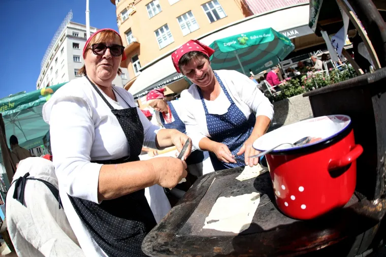 100% ZAGORSKO ZAPOSJELO ZAGREBAČKI GLAVNI TRG: Pogledajte kakve se sve delicije nude