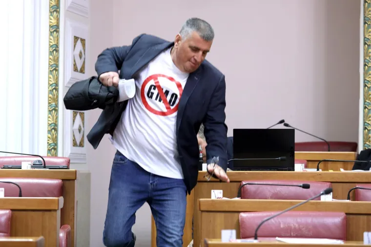 Sabor je 14. sjednicu nastavio raspravom o Prijedlogu zakona o genetski modificiranim organizmima. Miro Bulj je pri ulasku u Sabornicu promašio stepenicu i skoro pao.