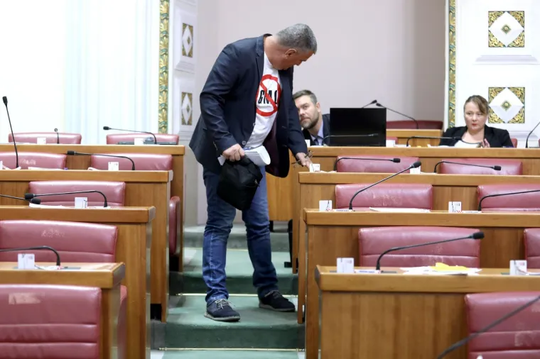 MIRO BULJ SE SKORO POLOMIO DANAS U SABORNICI: Krenuo lagano do svog mjesta i promašio stepenicu