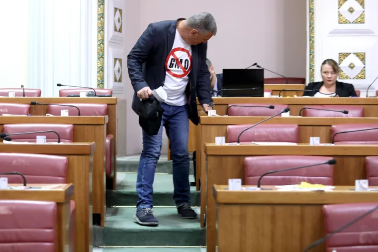 MIRO BULJ SE SKORO POLOMIO DANAS U SABORNICI: Krenuo lagano do svog mjesta i promašio stepenicu