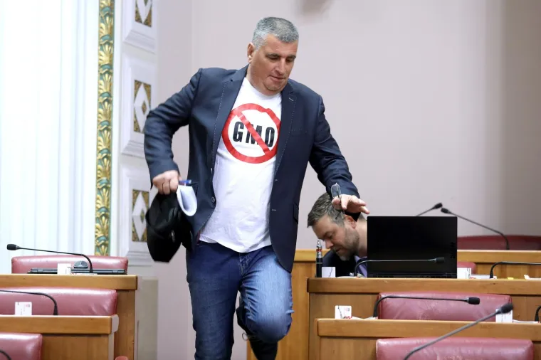MIRO BULJ SE SKORO POLOMIO DANAS U SABORNICI: Krenuo lagano do svog mjesta i promašio stepenicu