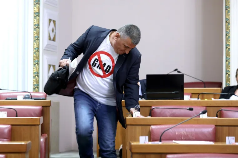 MIRO BULJ SE SKORO POLOMIO DANAS U SABORNICI: Krenuo lagano do svog mjesta i promašio stepenicu