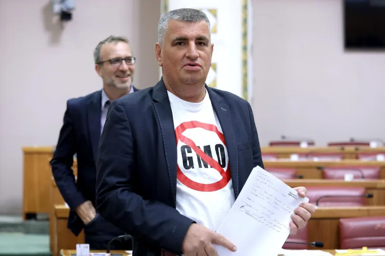 MIRO BULJ SE SKORO POLOMIO DANAS U SABORNICI: Krenuo lagano do svog mjesta i promašio stepenicu