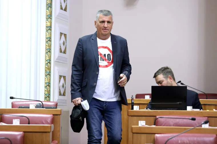 MIRO BULJ SE SKORO POLOMIO DANAS U SABORNICI: Krenuo lagano do svog mjesta i promašio stepenicu