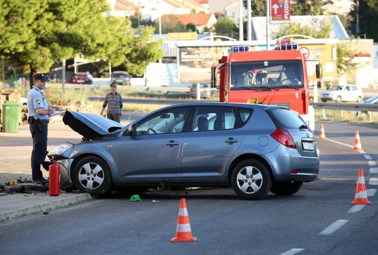 Kr&scaron; i lom u &Scaron;ibeniku: Pijani vozač BMW nije stao na znak STOP pa udario u Kiu
