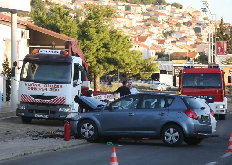 Kr&scaron; i lom u &Scaron;ibeniku: Pijani vozač BMW nije stao na znak STOP pa udario u Kiu