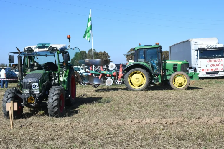 Tko će Hrvatsku predstavljati u Rusiji?  U Sunji iskusne ekipe odmjerile snage u oranju