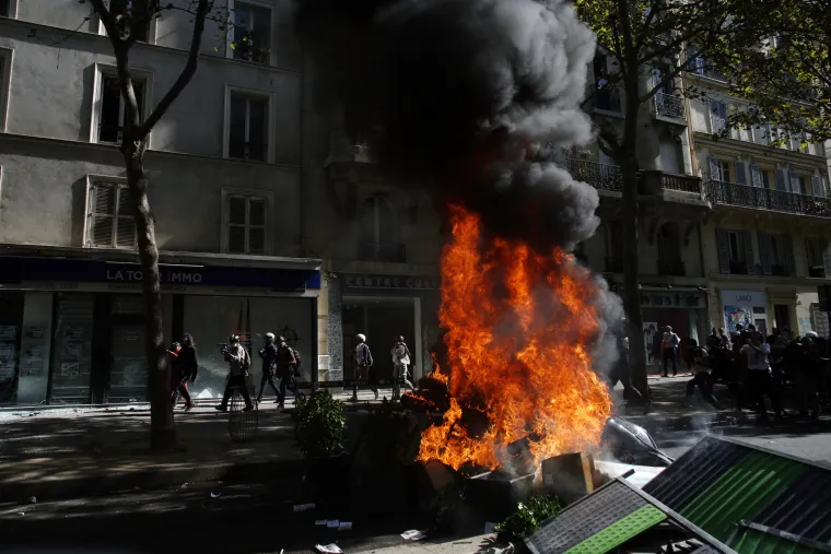 Kaos u Parizu: Policija suzavcem rastjerivala 'žute prsluke', deseci uhićenih
